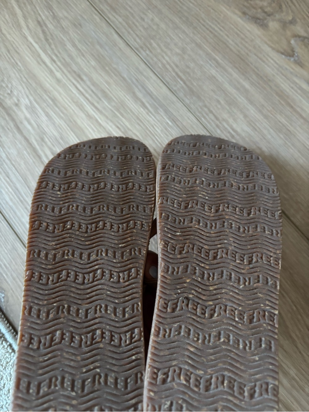 Reef Women's Solana Tan Leather Flip Flop Sandals - Picture 2 of 4